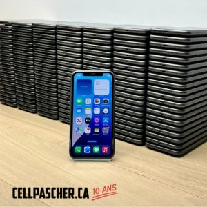 iPhone 11 affiché devant une grande quantité d’iPhone empilés – CellPasCher 10 ans